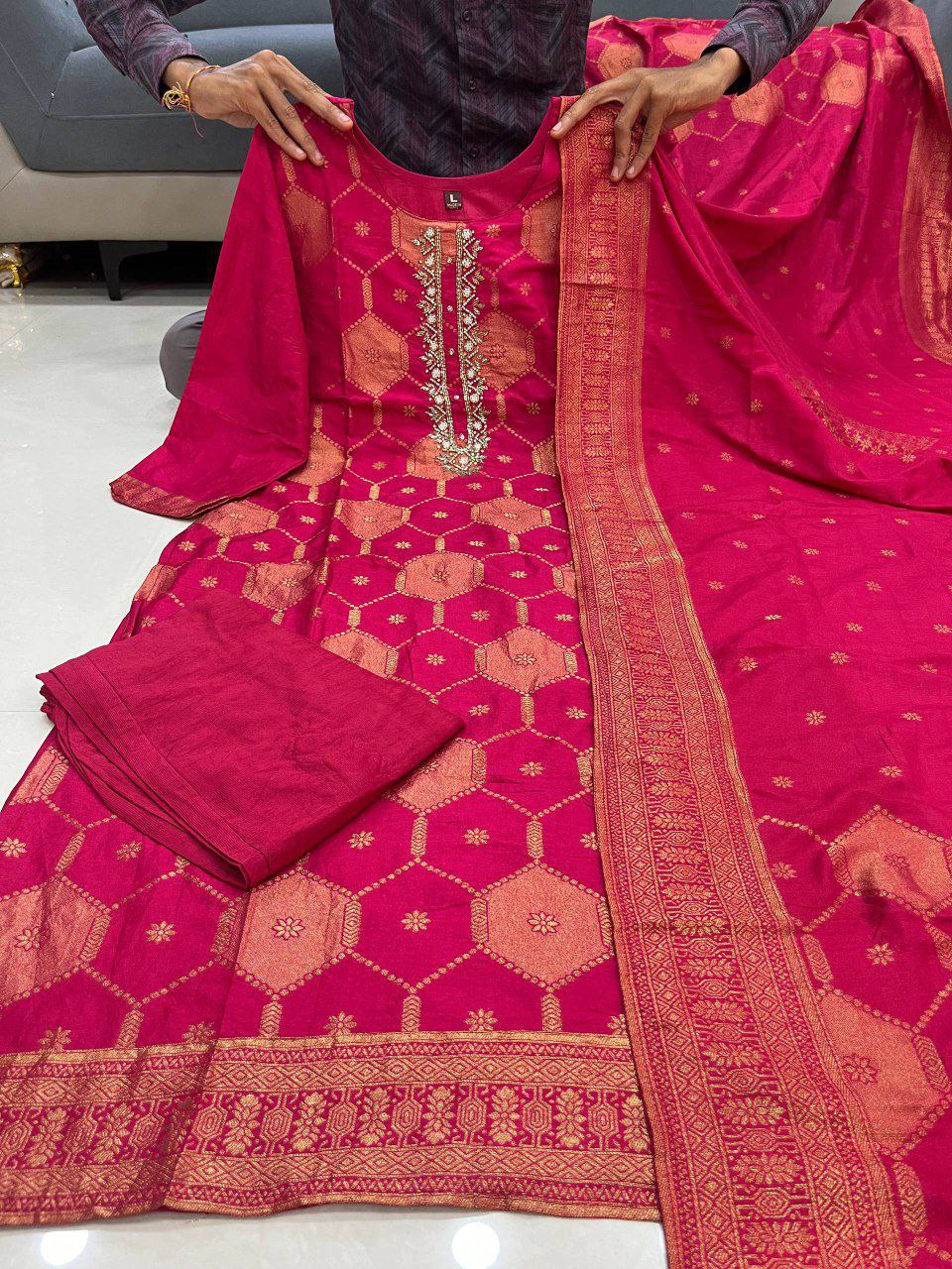 ✨Pure Banarasi Jacquard Suit Set (Top, Pant & Dupatta)💕