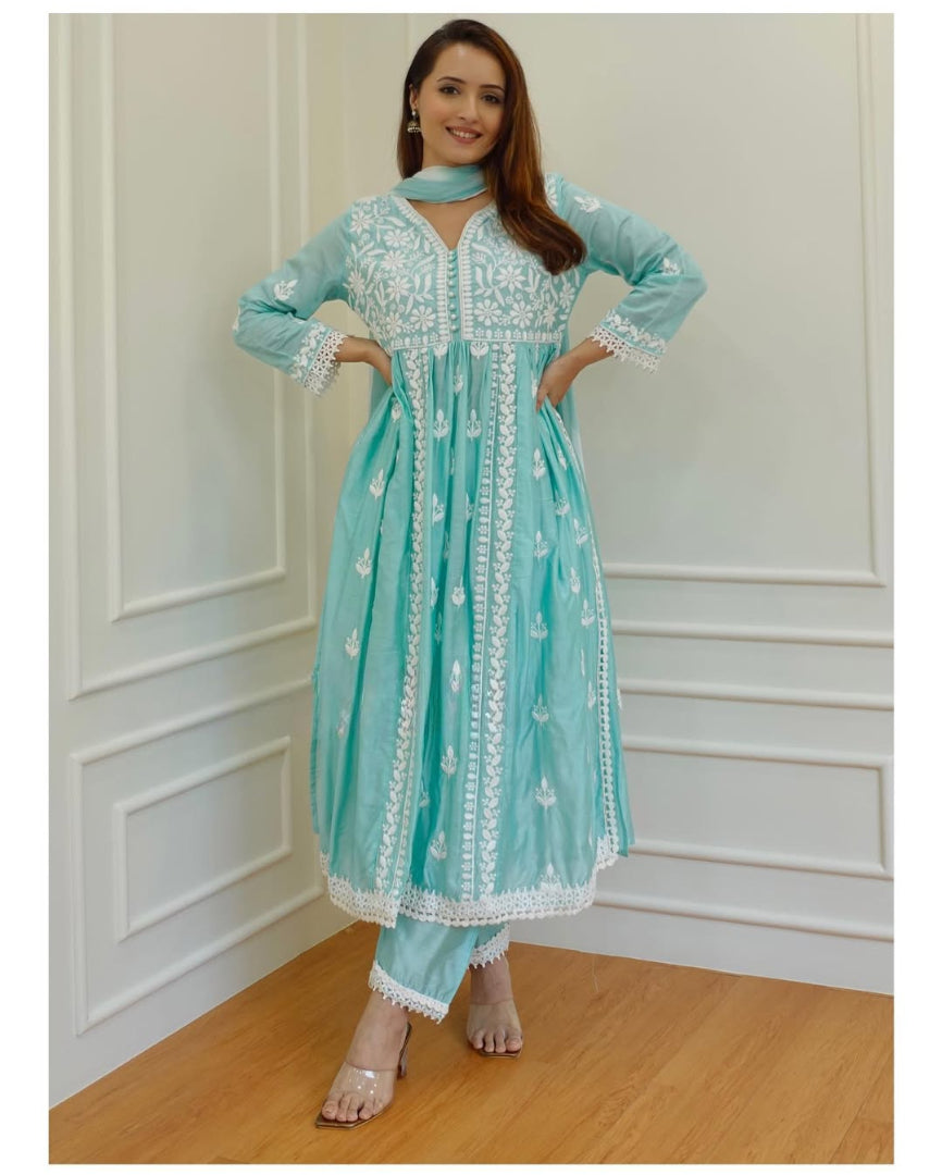 CHIKANKARI REYON COTTON KURTA SET WITH NAZEEN DYE DUPATTA.