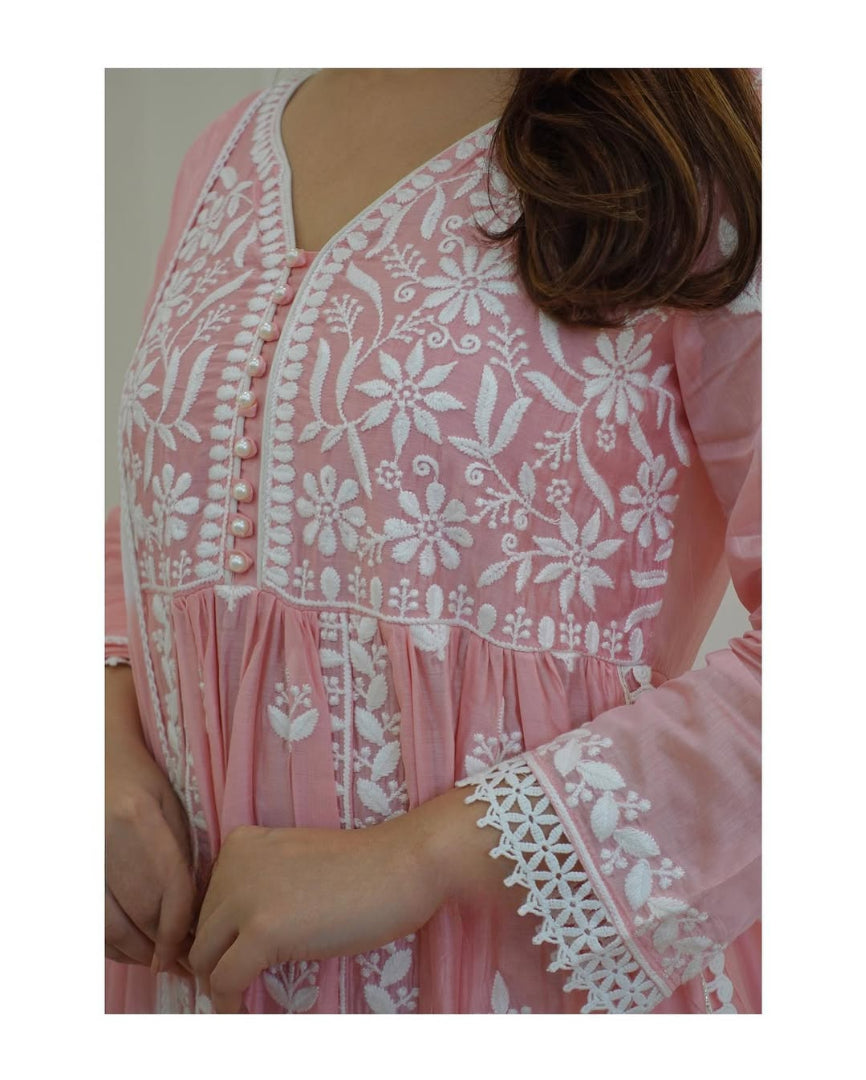CHIKANKARI REYON COTTON KURTA SET WITH NAZEEN DYE DUPATTA.